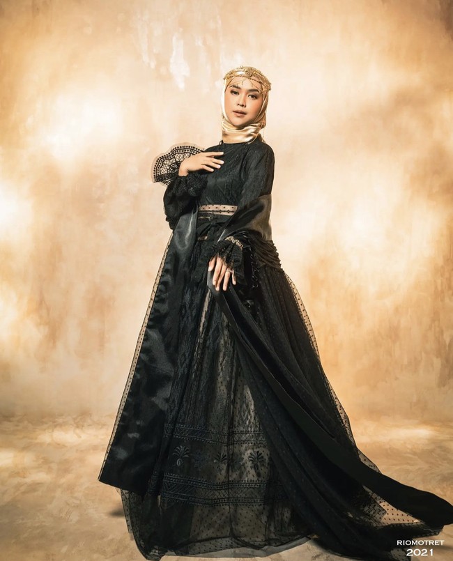 Pemilihan hijab satin cocok menambah kesan glamour dan bold dalam sesi foto tersebut. Dalam kesehariannya Ria Ricis kerap mengenakan hijab simpel dan casual. Foto: Dok. Instagram @riomotret.
