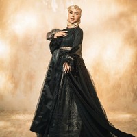 Pemilihan hijab satin cocok menambah kesan glamour dan bold dalam sesi foto tersebut. Dalam kesehariannya Ria Ricis kerap mengenakan hijab simpel dan casual. Foto: Dok. Instagram @riomotret.