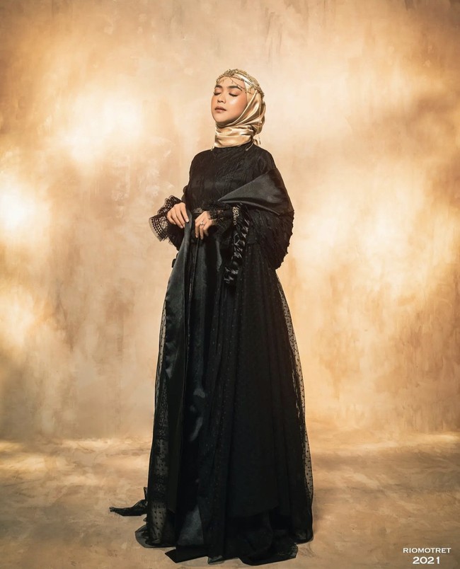 Ria Ricis sengaja membuat sesi foto ini dalam rangka melepas masa lajangnya yang akan menjadi pengantin. Ia tampak feminin memakai balutan dress syari dari Irna Mutiara. Foto: Dok. Instagram @riomotret.