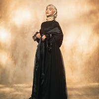 Ria Ricis sengaja membuat sesi foto ini dalam rangka melepas masa lajangnya yang akan menjadi pengantin. Ia tampak feminin memakai balutan dress syari dari Irna Mutiara. Foto: Dok. Instagram @riomotret.