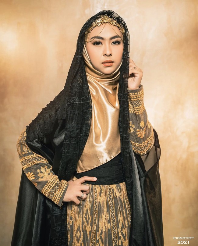 Sama seperti Ria Ricis, hijab yang dikenakan oleh Shindy dari bahan satin. Dan dibentuk syari dilengkapi dengan headpiece dan veil warna hitam. Dalam kesehariannya dokter cantik itu kerap memakai hijab segi empat syari dan gamis. Foto: Dok. Instagram @riomotret.