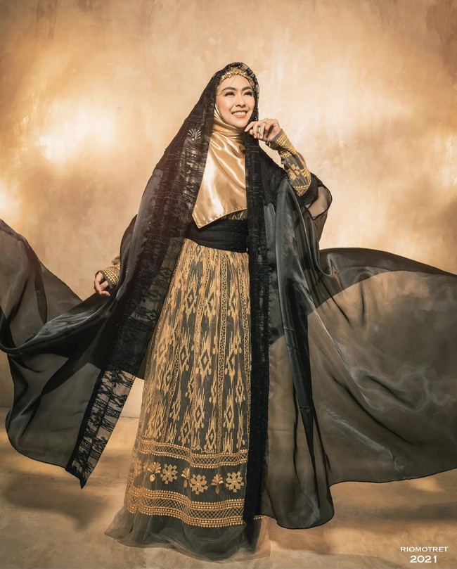 Melihat hasil sesi foto, desainer Irna Mutiara mengungkapkan kekagumannya pada ketiga kakak beradik itu. Oiya yang aku salut dari tiga bersaudara Oshicis ini...Mereka pandai sekali merangkai kata..seperti tidak habis perbendaharaan kata ketika tampil di depan kamera.. Pasti karena ilmu yang dimiliki dan kecerdasan yang Alloh karuniakan kepada mereka...Maa Syaa Alloh..Tabarokalloh. Berkah ilmu kedokteran yang dimiliki dan semoga Alloh Mudahkan jalan syiarnya... ucap @irnamutiara. Foto: Dok. Instagram @riomotret.