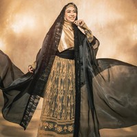 Melihat hasil sesi foto, desainer Irna Mutiara mengungkapkan kekagumannya pada ketiga kakak beradik itu. Oiya yang aku salut dari tiga bersaudara Oshicis ini...Mereka pandai sekali merangkai kata..seperti tidak habis perbendaharaan kata ketika tampil di depan kamera.. Pasti karena ilmu yang dimiliki dan kecerdasan yang Alloh karuniakan kepada mereka...Maa Syaa Alloh..Tabarokalloh. Berkah ilmu kedokteran yang dimiliki dan semoga Alloh Mudahkan jalan syiarnya... ucap @irnamutiara. Foto: Dok. Instagram @riomotret.