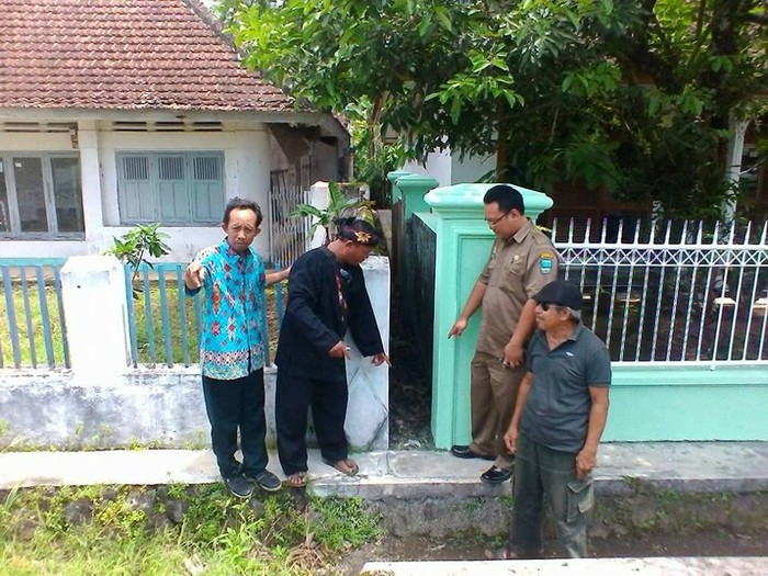 Salah satu bangunan rumah warga di Dusun Binangun Desa Kondangjajar Kecamatan Cijulang Kabupaten Pangandaran yang diberi celah berkaitan dengan misteri Nini Loyeh.