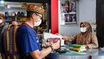 Foto: Lagi Ngintip Apa Sih Pak Sandiaga?