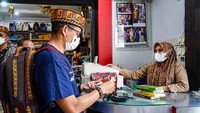 Sandiaga lalu mengunjungi toko Pusako, salah satu toko oleh-oleh di Banda Aceh. Sandi memborong beberapa oleh-oleh khas Aceh seperti tas bermotif Aceh, kopiah meukutop, dodol, kopi dan lainnya. (dok. Kemenparekraf)