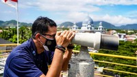 Begini aksi Menparekraf Sandiaga Uno saat berkunjung ke Aceh awal pekan ini. Sandiaga mengunjungi sejumlah lokasi wisata dan pusat oleh-oleh di Aceh. Salah satunya museum Kapal PLTD Apung. (dok. Kemenparekraf)