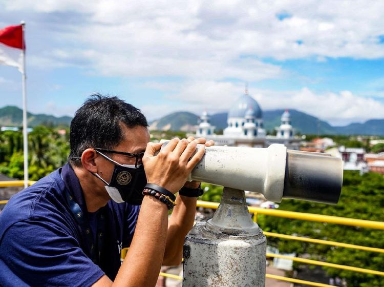 Foto: Lagi Ngintip Apa Sih Pak Sandiaga?