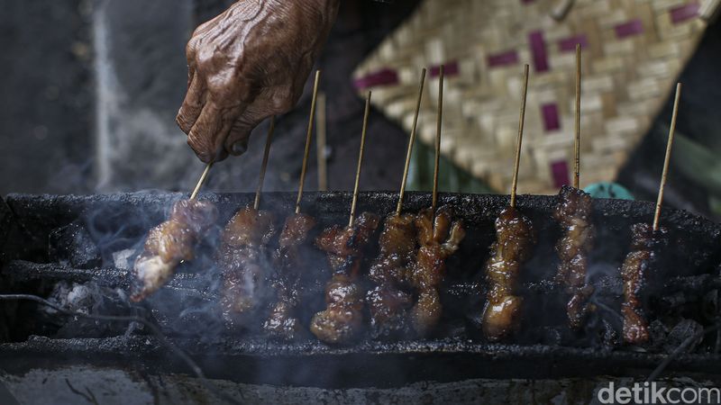 37 Tahun Berjualan Sate Kere di Pasar Beringharjo, Ini Perjuangan Mbah Suwarni