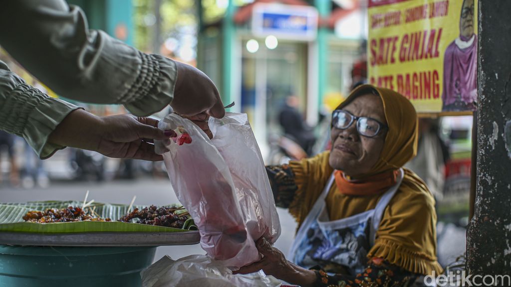 37 Tahun Berjualan Sate Kere di Pasar Beringharjo, Ini Perjuangan Mbah Suwarni