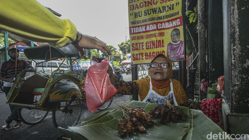 37 Tahun Berjualan Sate Kere di Pasar Beringharjo, Ini Perjuangan Mbah Suwarni