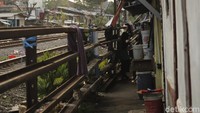 Tempat tinggal Ani hanya sepelemparan batu dari rel kereta Daop 2 Bandung. Rumahnya dan rel kereta hanya berjarak kurang lebih empat hingga lima meter, posisi keduanya tersekat oleh pagar pembatas dari besi. Walau tersekat pagar, tapi ada celah bagi warga untuk masuk ke perlintasan kereta.