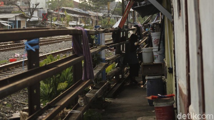 Sepenggal Kisah di Atas Jalur Si 'Ular Besi' Bandung Lengkingan putaran roda besi yang mencengkeram rel terdengar keras dari permukiman warga pinggir rel di kawasan Cicendo, Bandung.