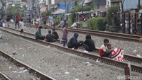 Di seberang rumah Ani terdapat bangunan liar yang dibangun oleh para pemulung, rumah-rumah semi permanen itu bahkan jaraknya lebih dekat dengan rel dan tanpa sekat. Pantauan detikcom, penghuni rumah dan warga sekitar pun tampak bersantai di sore hari di sana.