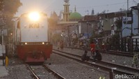 Menurutnya, ada aturan yang tak biasa untuk warga yang tinggal di pinggiran rel. Yakni, jangan membangun rumah dengan atap seng yang menghadap ke rel kereta. Alasannya, karena seng yang menjorok ke badan rel bakal bikin celaka masinis dan penumpang kereta di dalamnya.
