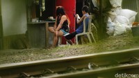 Lengkingan putaran roda besi yang mencengkeram rel terdengar keras di teras rumah Ani (52), warga RT 4 RW 4 Kelurahan Husein, Kecamatan Cicendo, Kota Bandung. Lengkingan itu datang bersamaan dengan getaran konstan dari sebuah kereta api lokal yang melintas sore itu.