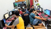 Senada disampaikan Angga, yang juga berprofesi sebagai pegiat YouTube. Banyak pula mereka masih terkesan pekewuh (Bingung) karena jadi orang kaya baru.  