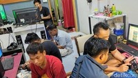 Bahkan, banyak pula yang membeli hewan ternak semisal sapi atau kambing. Sehingga mereka masih bisa terkesan miliki pekerjaan. Yakni memelihara hewan ternak dan merawat sawah atau ladang.  