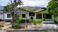 Di dusun ini, sepintas rumah warga terkesan biasa saja. Namun, jangan heran jika ternyata terparkir mobil maupun motor. Bahkan karena rumahnya tidak luas, kendaraan mereka diparkir di pinggir jalan karena tidak ada garasi.  