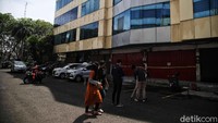 Dalam penggerebekan semalam, polisi mengamankan 4 karyawan dari kantor pinjol ilegal itu.