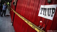 Sementara itu, diktum yang pertama menyebutkan pada dasarnya perbuatan pinjam meminjam atau utang piutang merupakan akad tabarruk, atau akad kebajikan. Kemudian diktum yang kedua menyatakan barangsiapa yang berutang dan sengaja menunda pembayaran utang bagi yang mampu hukumnya adalah haram. Tampak foto kantor Pinjol ilegal digaris polisi. Pradita Utama/detikcom/File.