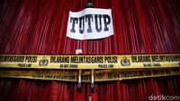 Garis polisi dipasang di sekitar kantor pinjaman online (pinjol) ilegal, PT ANT Information Consulting, Selasa (19/10/2021) pagi.