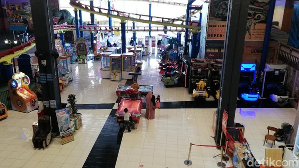 Total ada 140an wahana permainan namun yang bisa dimainkan hanya sekitar setengahnya saja. Untuk wahana roller coaster tidak dioperasionalkan setiap hari, hanya Sabtu dan Minggu saja. Itupun juga melihat jumlah pengunjung yang akan naik, selain itu juga hanya mulai pukul 14.30 WIB sampai 18.00 WIB saja. Foto: Foto: (Ari Purnomo/detikcom) Total ada 140an wahana permainan namun yang bisa dimainkan hanya sekitar setengahnya saja. Untuk wahana roller coaster tidak dioperasionalkan setiap hari, hanya Sabtu dan Minggu saja. Itupun juga melihat jumlah pengunjung yang akan naik, selain itu juga hanya mulai pukul 14.30 WIB sampai 18.00 WIB saja. Foto: Foto: (Ari Purnomo/detikcom)