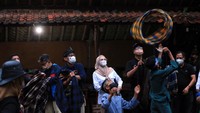 Hujan deras dari pagi tidak menyurutkan semangat warga untuk menyambut kunjungan kerja Menteri Sandiaga Uno.