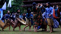 Menanggapi sambutan terhadap dirinya, Sandiaga Uno mengaku tersanjung, Shalawat disenandungkan bertepatan dengan dirayakannya bulan lahirnya Rasulullah SAW. 