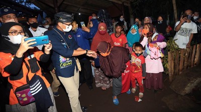 Suka Cita Warga Garut Sambut Menteri Sandi