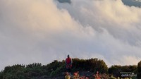 Beruntung sekali saat beristirahat di shelter tiga sebelum melanjutkan perjalanan ke puncak Kerinci esok harinya kami disuguhi pemandangan senja begitu memesona.