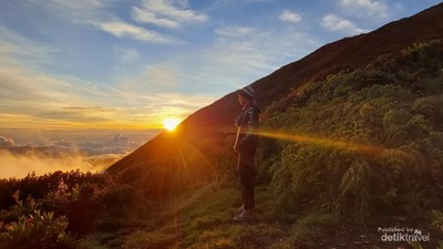Terpesona Sunset Terindah di Atap Sumatera