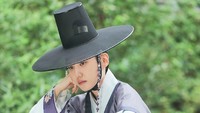 Lee Hwi seperti sedang memikirkan sesuatu sambil menatap ke arah Jung Ji Woon. (Foto: dok. KBS2) 