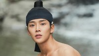 Di episode terbaru yang tayang malam ini, Selasa (19/10/2021), karakter Jung Ji Woon yang diperankan Rowoon terlihat tengah mandi di sungai. (Foto: dok. KBS2)  