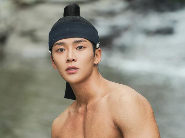 Park Eun Bin Bengong Lihat Rowoon SF9 Mandi di Sungai