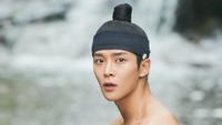 The Kings Affection merupakan drama Korea dari komik berjudul sama yang berlatar kerajaan. Lee Hwi sebenarnya seorang perempuan yang menyamar sebagai saudara laki-lakinya. Jung Ji Woon merupakan guru Lee Hwi. (Foto: dok. KBS2) 