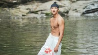 Rowoon tampil tanpa baju dalam adegan tersebut, mengenakan bawahan putih transparan, dan juga ikat kepala. (Foto: dok. KBS2) 