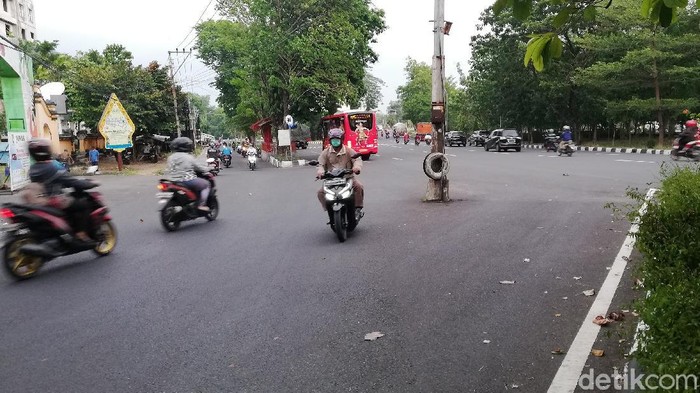 Tiang listrik di tengah jalan di Solo