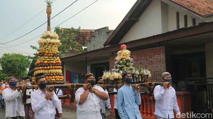 Tradisi Ampyang Maulid digelar di Desa Loram Kulon, Kecamatan Jati, Kudus, Selasa (19/10/2021).