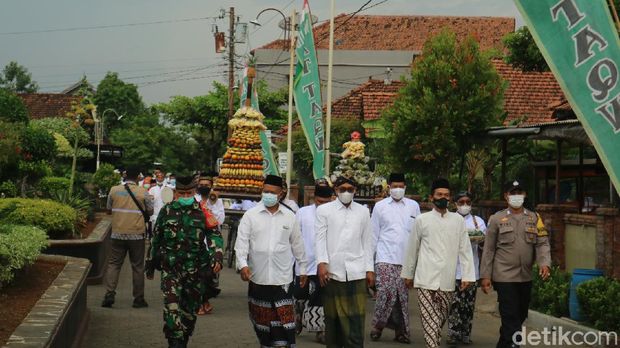 Tradisi Ampyang Maulid digelar di Desa Loram Kulon, Kecamatan Jati, Kudus, Selasa (19/10/2021).