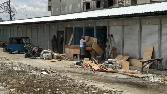 Tukang mulai menata kios di Pasar Kambing, Tanah Abang, Jakarta Pusat