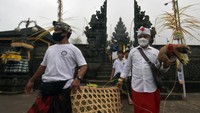 Umat Hindu melakukan ritual penyucian hewan kurban dalam rangkaian pujawali atau upacara persembahyangan di Pura Pasar Agung Besakih Giri Tohlangkir, Karangasem, Bali, Selasa (19/10/2021).   