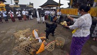 Upacara persembahyangan di pura tersebut digelar pada 20-31 Oktober 2021 dan dibuka untuk masyarakat umum.