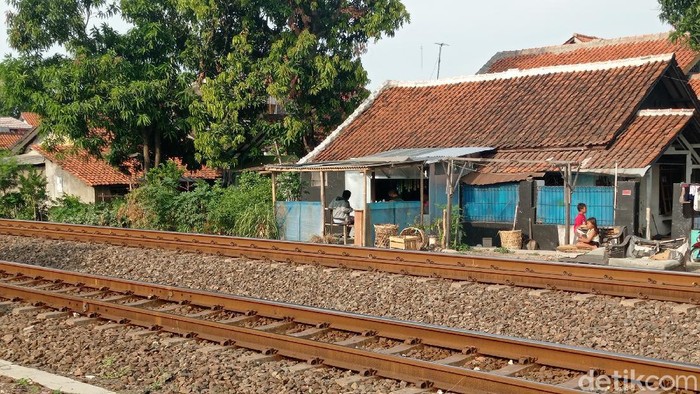 Warga Pinggir Rel Kereta Cirebon