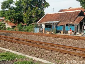 Kadma Hidup Berdampingan dengan Rel Kereta