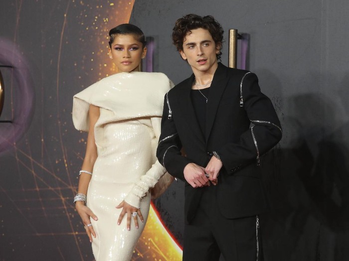 Zendaya Zendaya dan TimothΓ©e Chalamet saat menghadiri Special Screening Dune di Odeon Luxe Leicester Square, London, Inggris, 18 Oktober 2021.