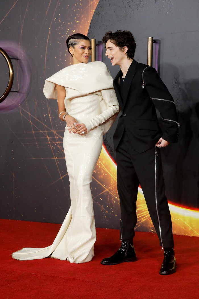 Zendaya dan Timothée Chalamet saat menghadiri Special Screening Dune di Odeon Luxe Leicester Square, London, Inggris, 18 Oktober 2021.