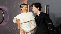 Disatukan dalam produksi film Dune, Zendaya dan Timothée Chalamet akrab banget! (Foto: Getty Images/Lia Toby)