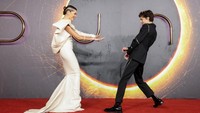 Beda usia hanya satu tahun sepertinya jadi salah satu faktor kedekatan Zendaya dan Timothée Chalamet. (Foto: Tim P. Whitby/Getty Images)