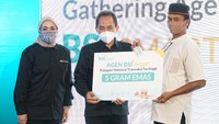Direktur Retail Banking Bank Syariah Indonesia Kokok Alun Akbar (tengah) memberikan reward dan apresiasi kepada agen BSI Smart terbaik (kanan) yang telah berperan menjadi agen literasi keuangan syariah di Aceh.
